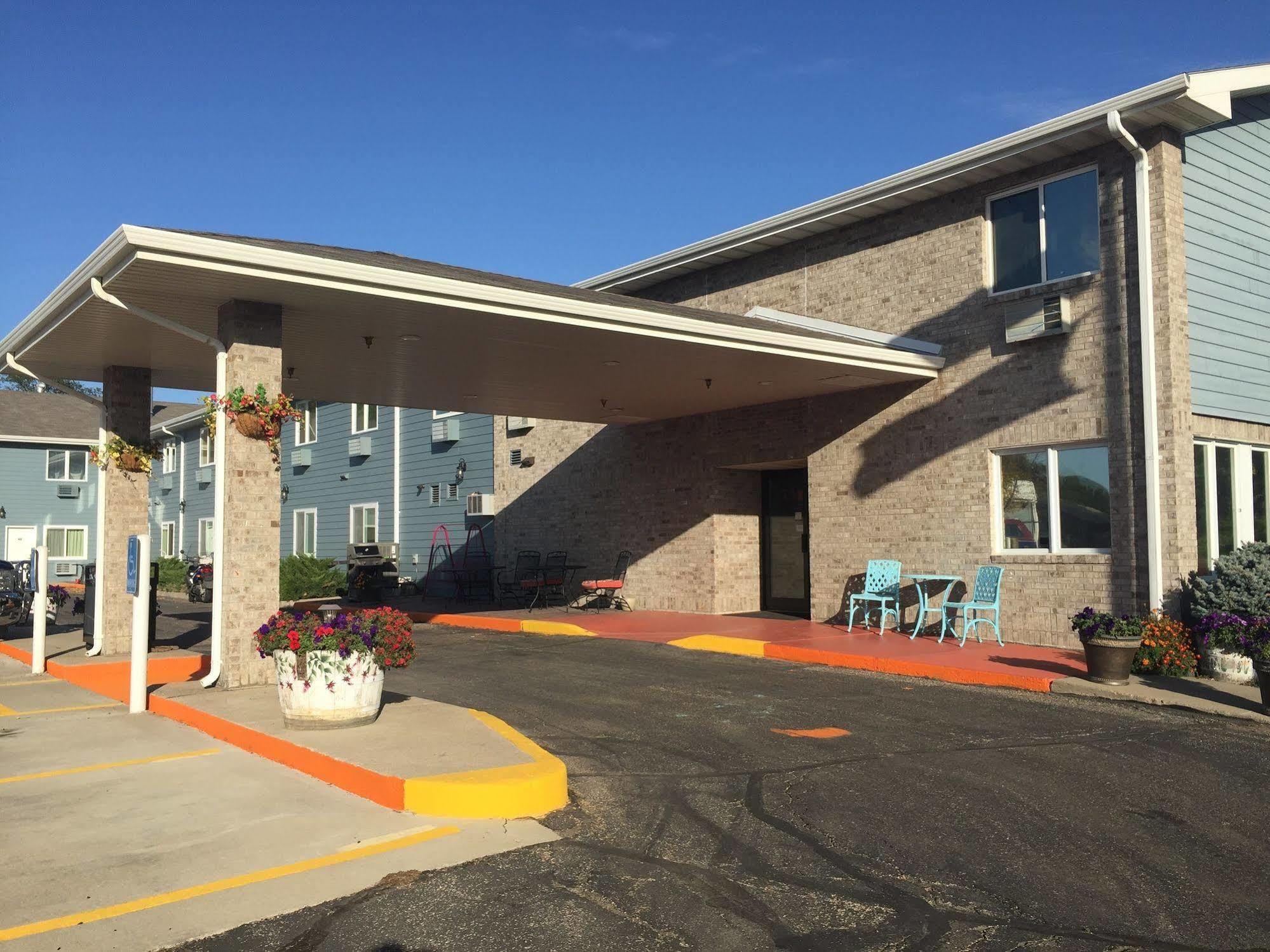 Governors Inn A Travelodge By Wyndham Pierre Exterior photo